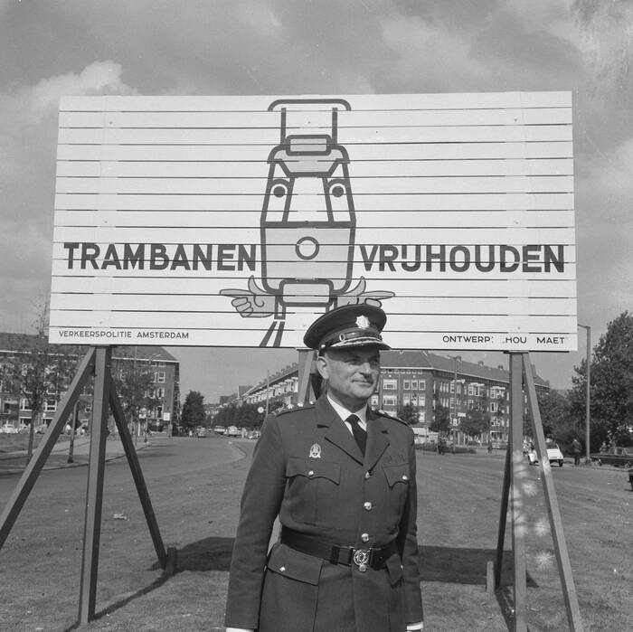 Police chief Van der Molen in front of a new information sign at the approach road Sloterweg in Amsterdam, August 27th, 1965. In this version, the message doesn’t use any type, but is lettering, and in all caps, featuring a compact Ĳ digraph.