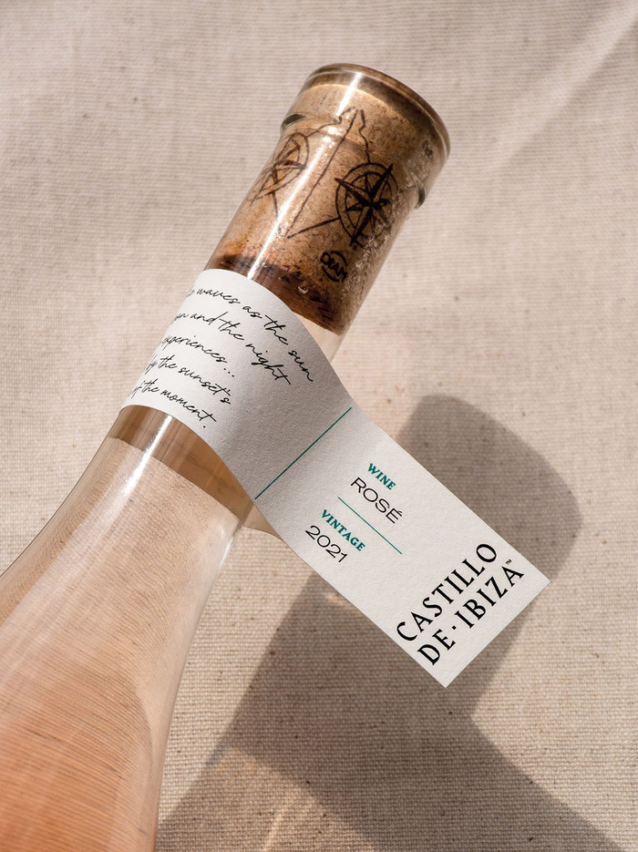 The bottle collar features a sans and a handwriting script, both of which are yet unidentified.