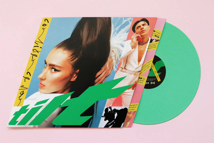 No optical trick at work here: one of the album’s editions is a special “tilted” version with right leaning cover and inner sleeve.
