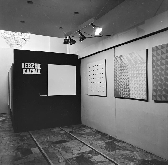 Leszek Kaćma in the exhibition Aspekty Nowoczesnej Sztuki Polskiej, Galeria Współczesna, Warsaw, 1975 ©&nbsp;Zygmunt Rytka