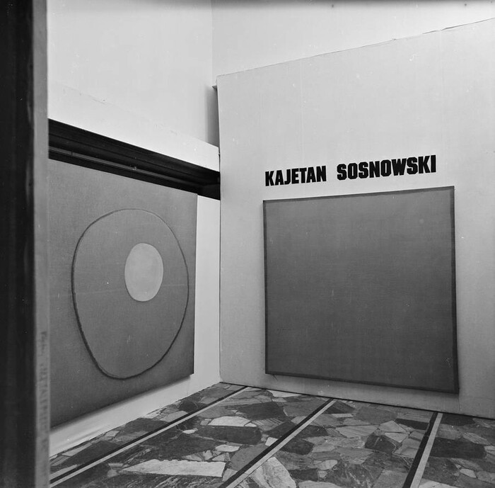 Kajetan Sosnowski in the exhibition Aspekty Nowoczesnej Sztuki Polskiej, Galeria Współczesna, Warsaw, 1975 ©&nbsp;Zygmunt Rytka