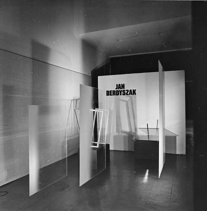 Jan Berdyszak in the exhibition Aspekty Nowoczesnej Sztuki Polskiej, Galeria Współczesna, Warsaw, 1975 ©&nbsp;Zygmunt Rytka