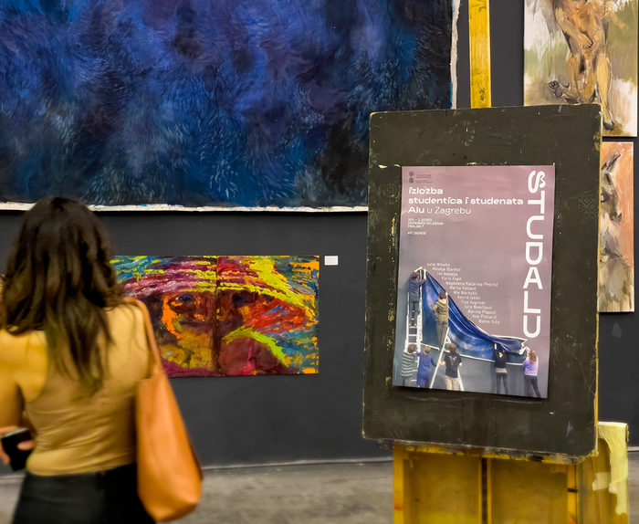 In the background you can see a piece of painting that is part of the photo used.