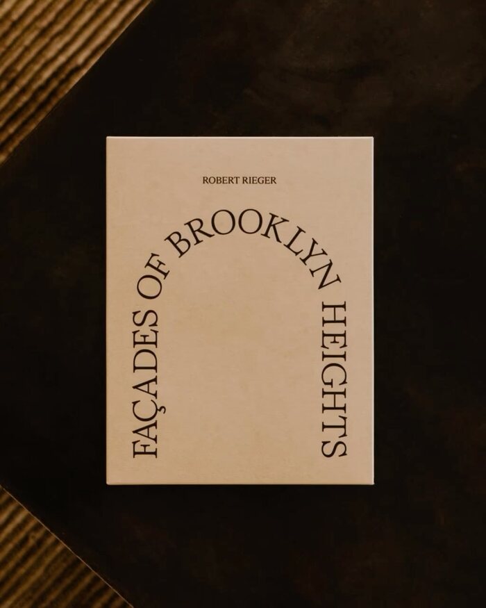 A limited edition of 50 copies comes in a folded envelope with one of five signed and numbered prints (15×20 cm).
