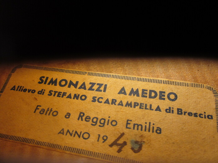 The label text reads “Simonazzi Amedeo, Allievo di Stefano Scarampella di Brescia, Fatto a Reggio Emilia, Anno 1943.”
