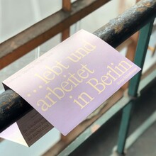 <cite>…lebt und arbeitet in Berlin</cite> by Sonya Schönberger