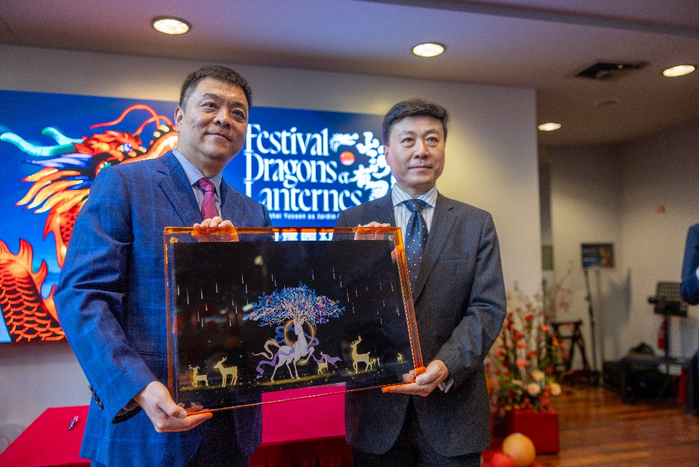 Hu Tingzhou, president of Yuyuan Inc.’s Fosun branch and Liu Hongge, director of the Centre culturel de Chine à Paris