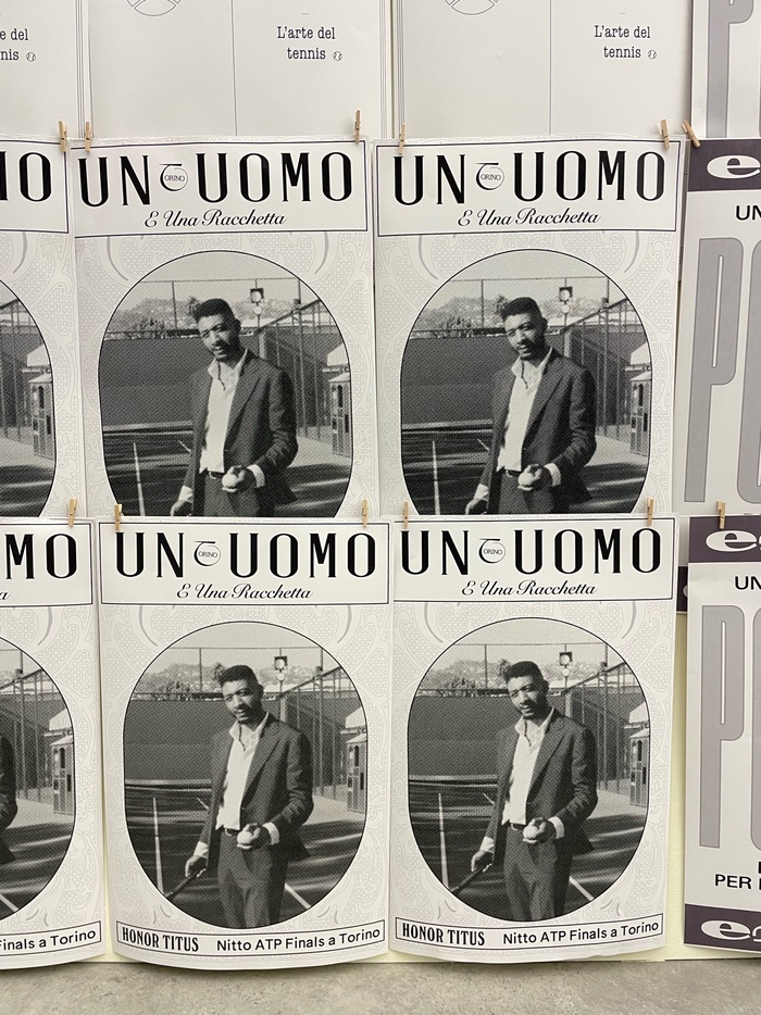 “Un Uomo” is in , “E Una Racchetta” in . The bottom line pairs  with .