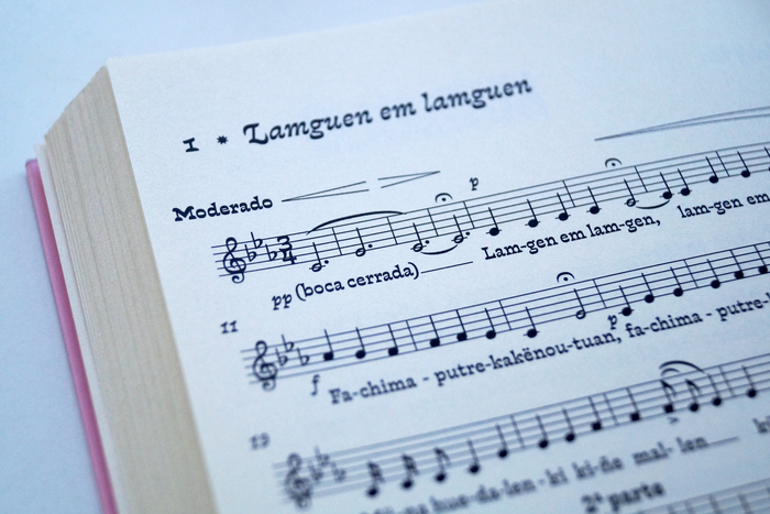 The scores are composed with a musical notation drawn especially for this edition as part of Violeta’s glyph set. Note the “reverse contrast” in the treble clef and 3/4.