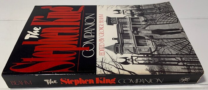 A less compact setting of “Stephen King” appears on the spine.