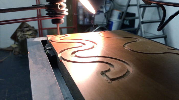 Pantograph-cutting process of the wavy line into pear wood