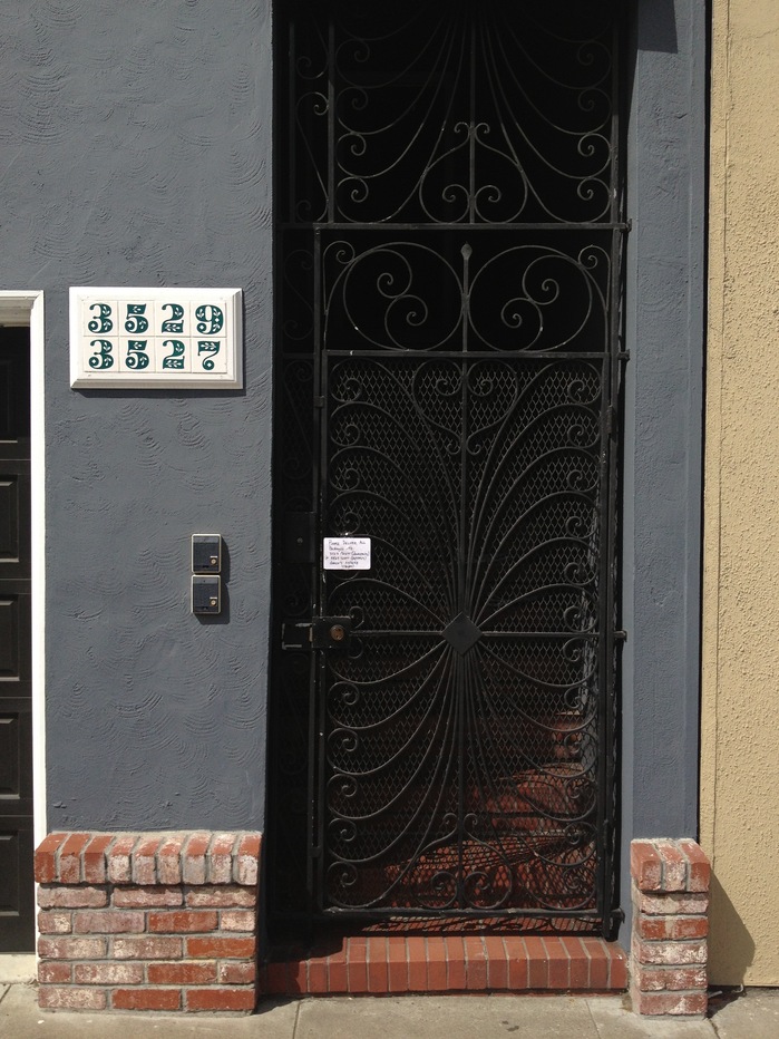 3527–3529 Scott St house numbers 2
