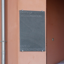 <cite>Entity of Decolonization / Ente di Decolonizzazione</cite> plaque