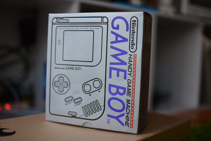 Japanese box design for the Game Boy with the lighter logo variant using unmodified Gill Italic. “Handy game machine” uses italic caps from a yet unidentified typeface similar to .