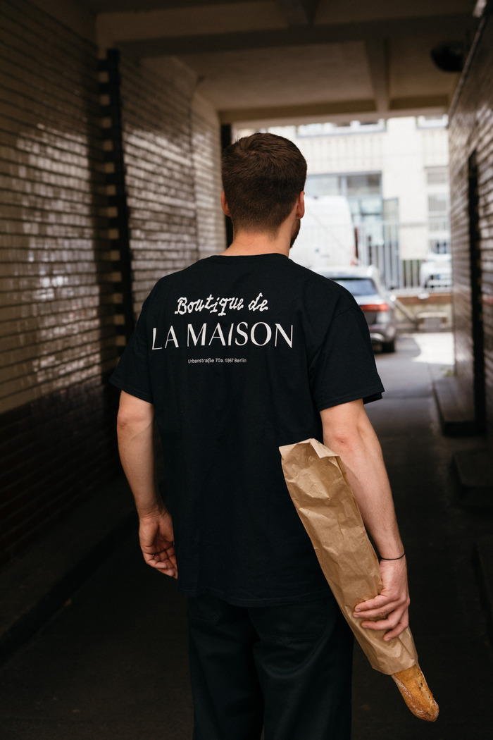 Employee in a La Maison T-shirt