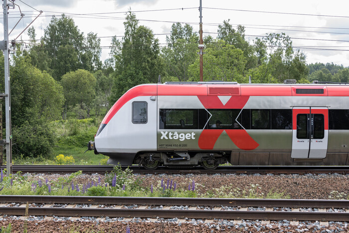 “Xtåget” on the side of X-trafik train no 8256 as it arrives in Ockelbo, Sweden, in June 2017, photographed by Ståle Ualand.