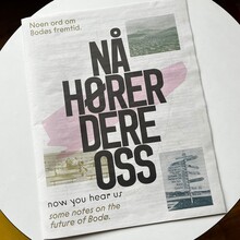 <cite>Nå Hører Dere Oss</cite>