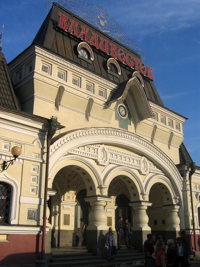 In September 2004, the second line reading “Вокзал” (station) was still missing.