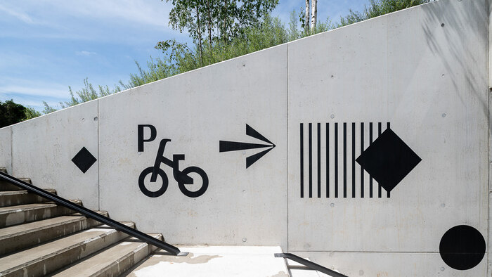 Lakeside office buildings wayfinding system 4