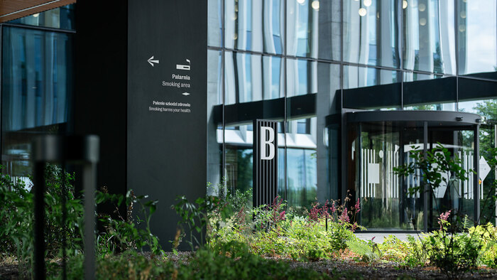 Lakeside office buildings wayfinding system 5