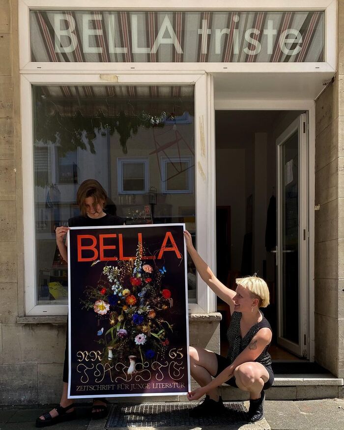 A poster with an enlarged version of the magazine cover, in front of the Bella triste office in Hildesheim