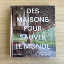 <cite>Des maisons pour sauver le monde</cite> by Courtenay Smith and Sean Topham