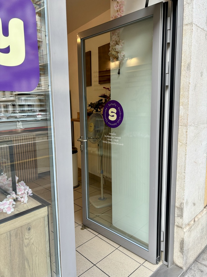 The door has a logo variant with just the letter S, which is also used on the social media channels. The secondary font used for the encircling text is .