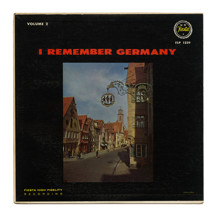 Vol. 2 has a view into Segringerstraße in the historic town of Dinkelsbühl. The title is shown in red caps from  Extended. “Volume 2” probably is in the regular-wide Bold style from the same family (or , on which it is based on). The yellow lines at the bottom left are set in two weights of . [More info on Discogs]