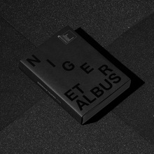 <cite>Niger et Albus</cite>