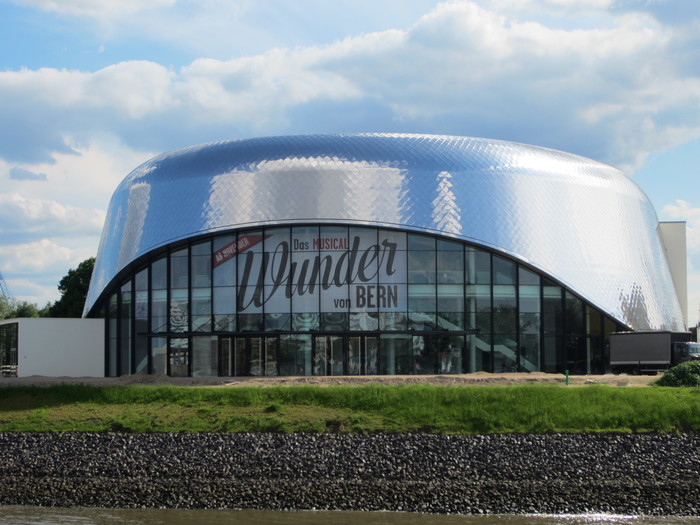 The musical’s home is the newly built Stage Theater an der Elbe at the Port of Hamburg.