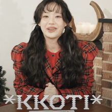Chuu – “Dear Santa” music video