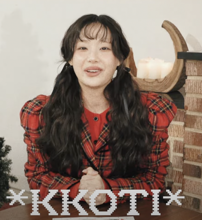 Chuu – “Dear Santa” music video 1