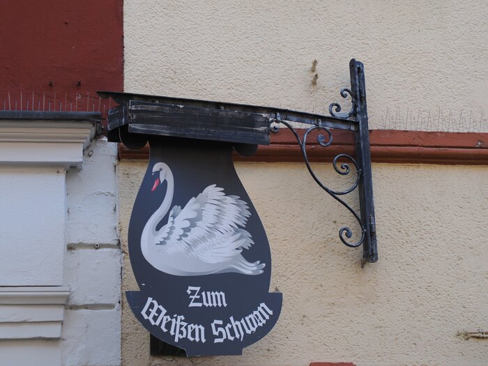 The new sign as documented in 2025, with Weiß-Gotisch.&nbsp;The article “zum” is now capitalized.