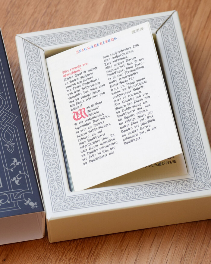 The German-language game instructions are set in  with a headline in , in caps of alternating colors.