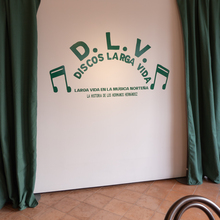 <cite>Discos Larga Vida</cite> exhibition at Los Patrones