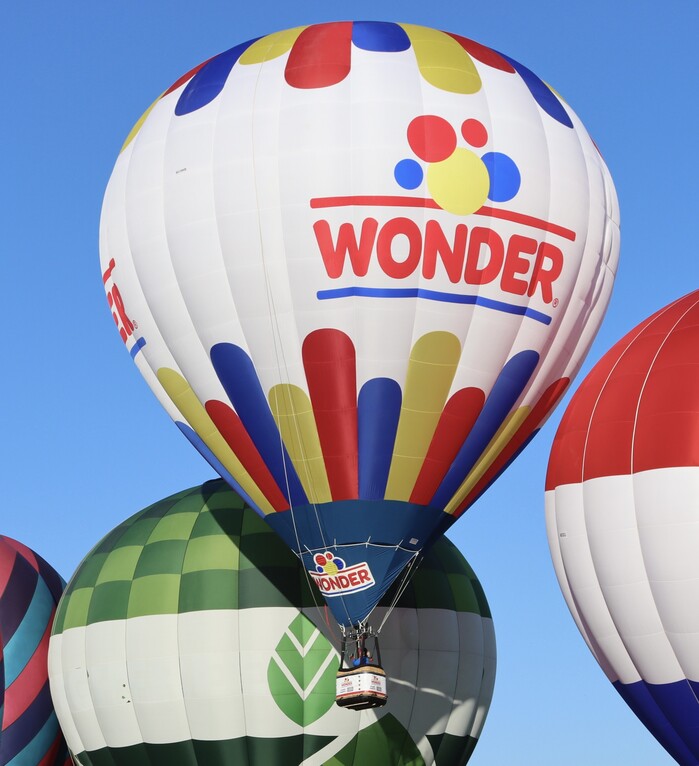 The Wonder Bread hot air balloon with pilot Chris Sabia, captured by&nbsp;The Ohio Challenge at Overland Park, Kansas