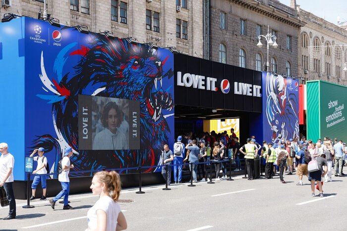 In 2018, during the UEFA Champions League final in Kyiv, Pepsi brought its “Love It. Live It.” campaign to life through a unique immersive experience designed by creative director Edmund Sorrell. The core concept offered a 360° interactive journey, taking fans from spontaneous street-style play to the intensity of the stadium, allowing them to experience football in an authentic way and feel closer to their football idols.