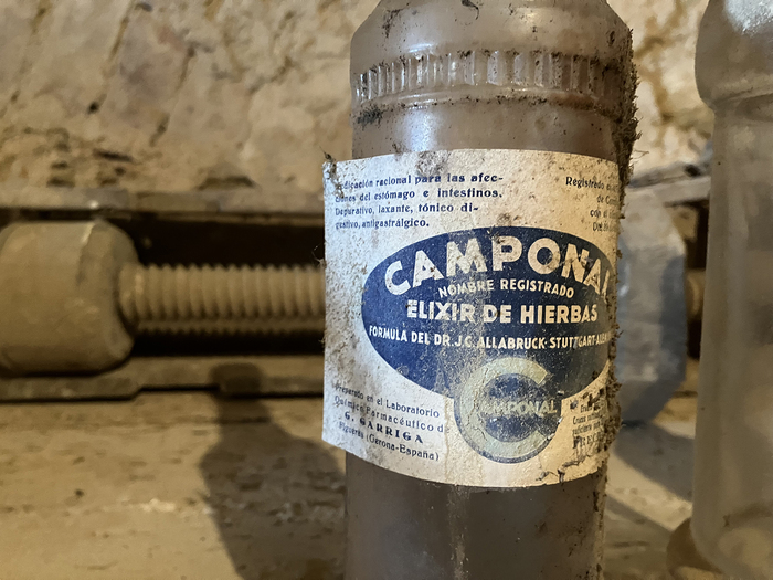Camponal label featuring lettering (white letters), Kleukens-Antiqua, and Majestic