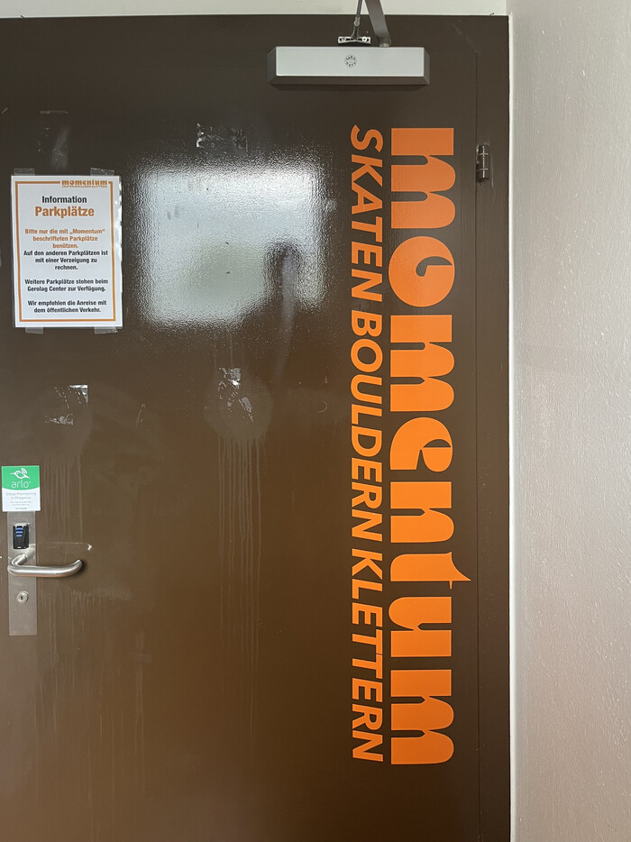 The entrance door, orange on brown, really brings home the look and feel of Motter Ombra.