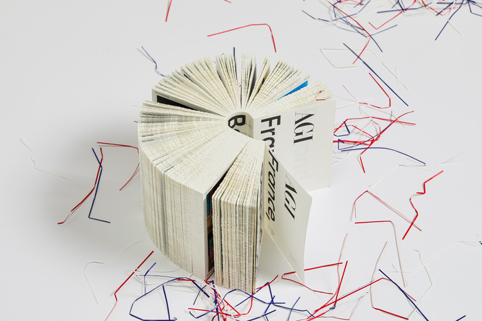 In addition to the ‘super mini size’ (105×150mm, 1136 pages), the red, blue and white colourful paper strip package is like unwrapping a surprise package of French impressions, and after flipping the paper strip again, it's like strolling through a small design exhibition.