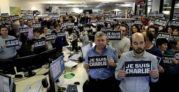 Les journalistes de l'AFP ont symboliquement posé avec des affichettes «Je suis Charlie» dans leur rédaction parisienne.