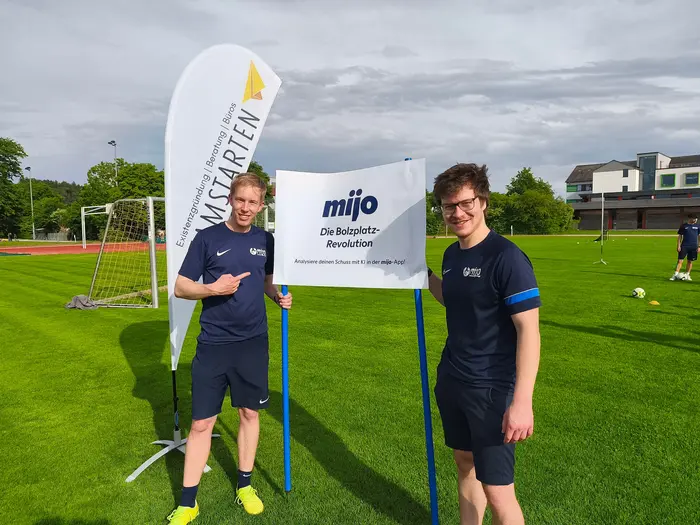 The founders &ndash; sports scientist Johannes Piller and&nbsp;physicist Christoph Keil &ndash;&nbsp;demonstrate their app in Grafing, Germany.