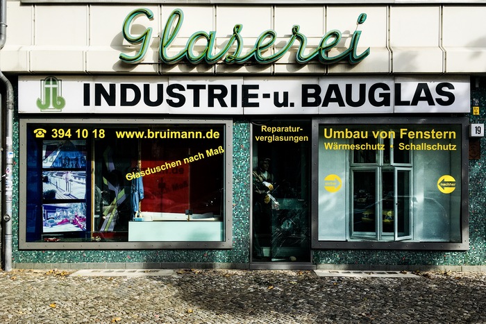 The full façade, documented by Monsieur Adrien in October 2018