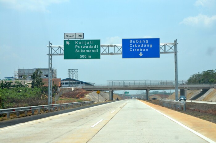 Cikopo-Palimanan Exit 98 signage (500 m to exit toll gate ahead)