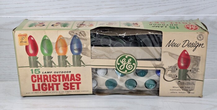 This version for outdoor use has a green GE logo and shows the colored light bulbs in reversed order.