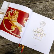 <cite>Historien om den norske løve</cite> by Knut Johannessen