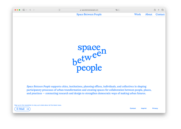 Главная страница Space Between People с синим набором на белом фоне