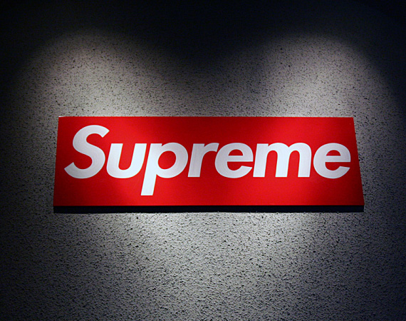 Supreme clothing logo - Fonts In Use