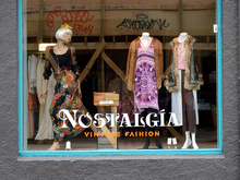 “Nostalgía Vintage Fashion” shop window