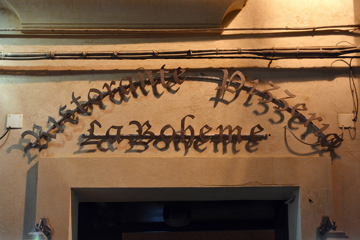 The sign above the entrance uses yet another broken script. Lucida Blackletter (1992) doesn’t belong to the same group as the others, though. With its more cursive forms, it can be described as a contemporary Bastarda. It is less hard to decipher than a Textura. However, this advantage is ruined by the unfortunate mounting/lighting which renders the letters almost illegible.